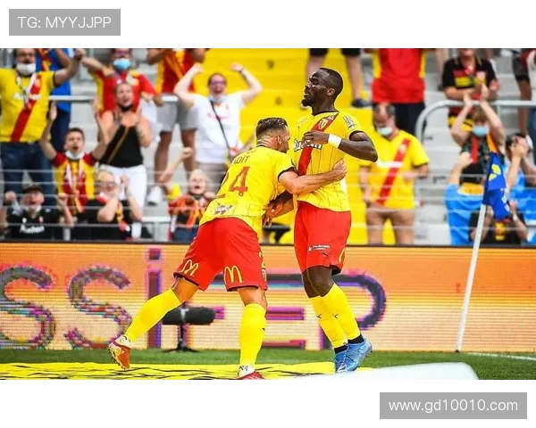 朗斯横扫巴黎FC紧追大巴黎